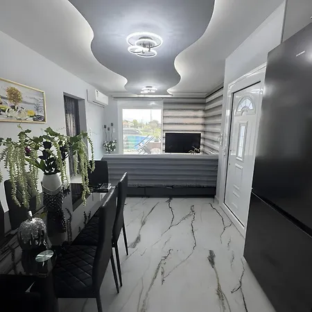 Olga's Modern Retreat, 別荘 ルートラキ