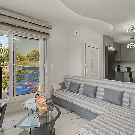 Olga's Modern Retreat, Loutráki