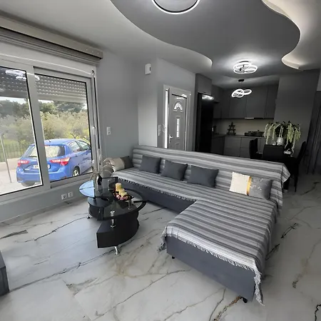 Olga's Modern Retreat, Ferienhaus Loutráki